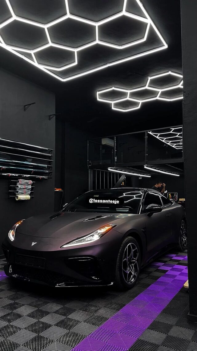 Front view of a Neta inside the Los Santos studio